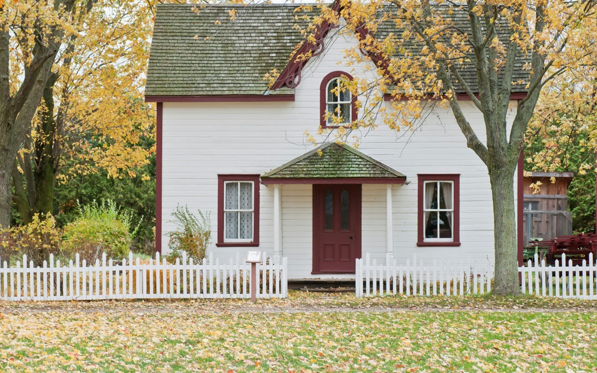 An image of a house in the fall