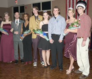 Students pose as homecoming royalty