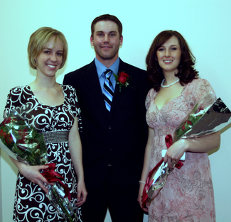 Students pose as Ivy Day royalty