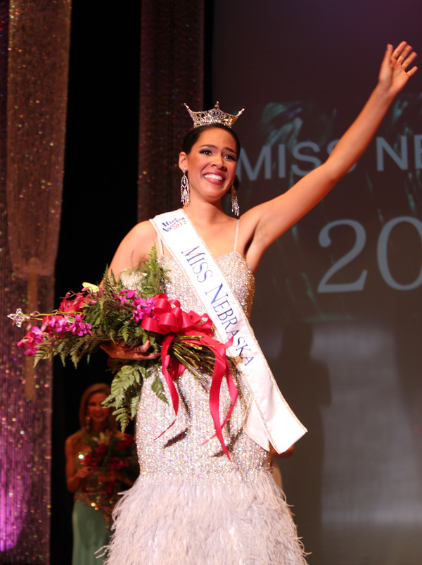 The newly crowned Miss Nebraska, Mariah Cook, waves to the audience. (Photo by Linda Teahon)