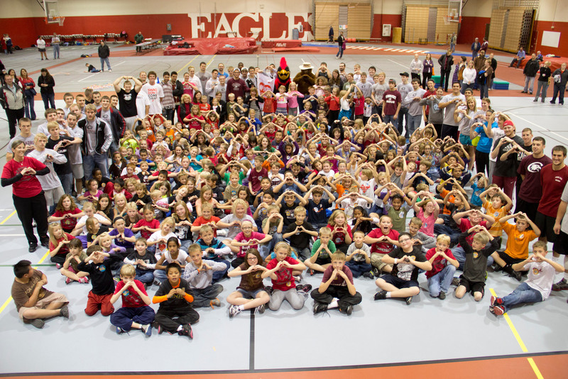 Children, college students and organizers of the Jump Rope for Heart gather for a group photo. (Photo by Justin Haag)